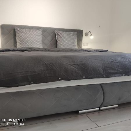 Ferienwohnung Apartalux Oradea Exterior foto